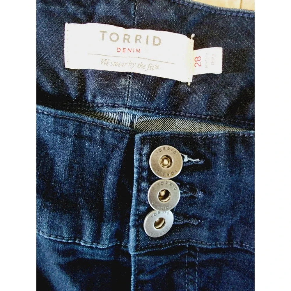 Torrid 28 Denim Jegging Bermuda Shorts‎ Dark Wash High Rise 3-Button NWOT